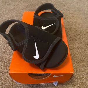 Black nike adjustable sandals size 5c